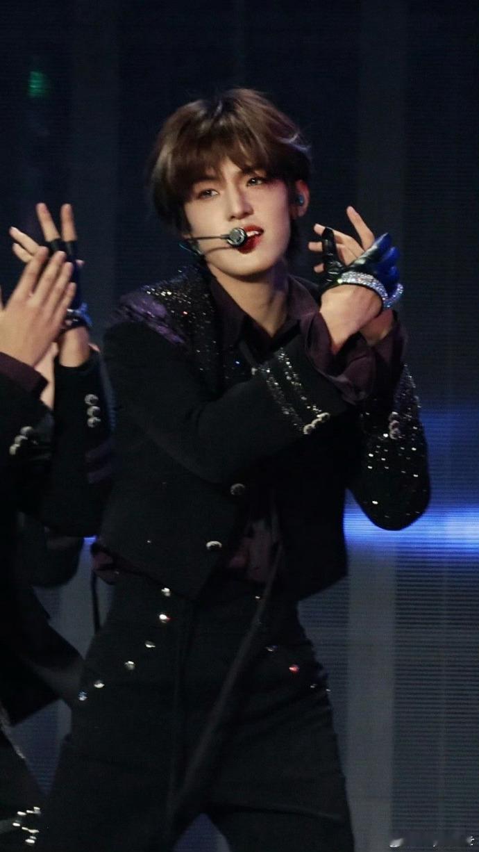 张泽禹紫色套装的确有韵味 张泽禹的紫色套装舞台氛围感拉满！霸气演绎超吸睛，可爱神