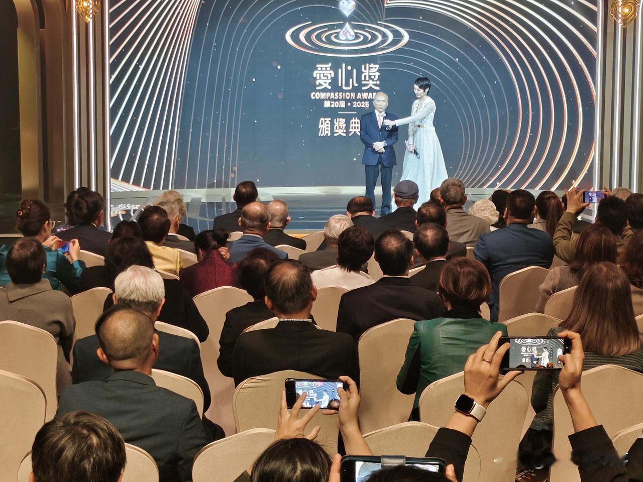 第20届世界华人爱心奖颁奖 发起人林添茂以坚守诠释大爱初心
 
2025年12月