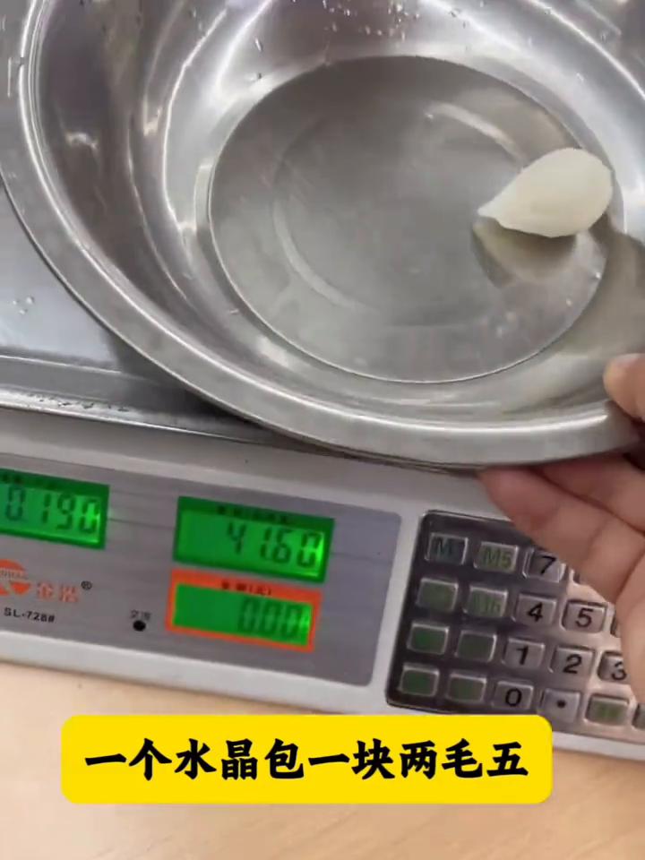 老板该不会是在等我夸真便宜吧？刷到一个麻辣烫店，老板一直在发视频问麻辣烫里的丸子