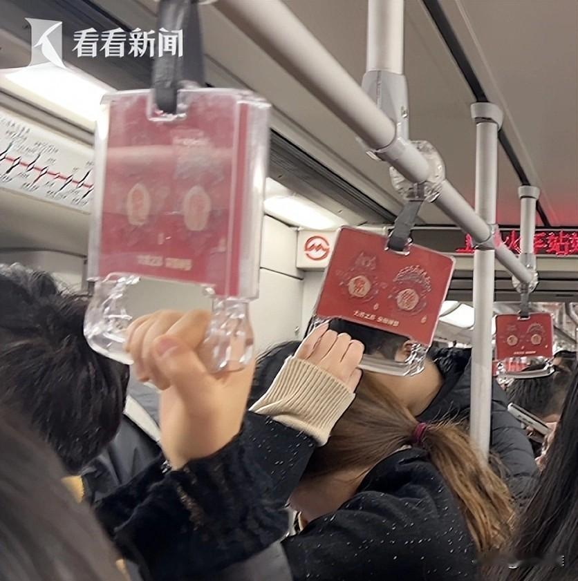 女子乘坐地铁时由于晃动的厉害就蹲坐在了地铁的地板上，由于列车进站时产生的剧烈晃动