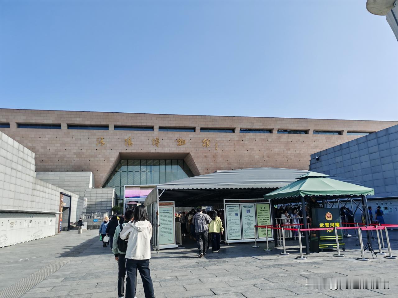 参观洛阳博物馆，60岁以上老人无需预约。

25日，我们乘坐地铁2号线到文博园地