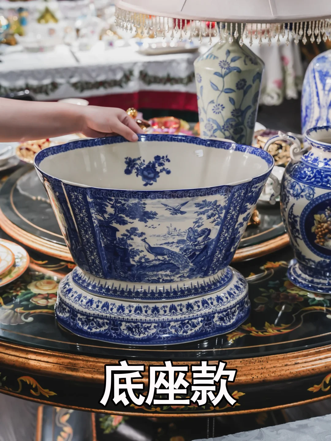 超大的两只白底青花