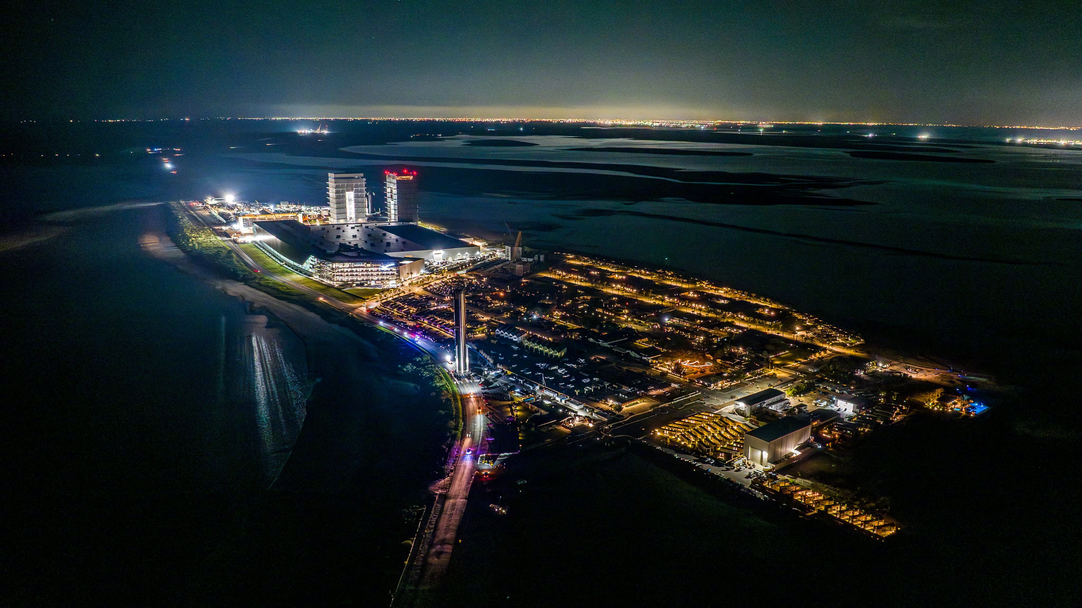 星舰基地的夜景，以及用于星舰第十飞的超级重型助推B16，图源SpaceX。 ​​