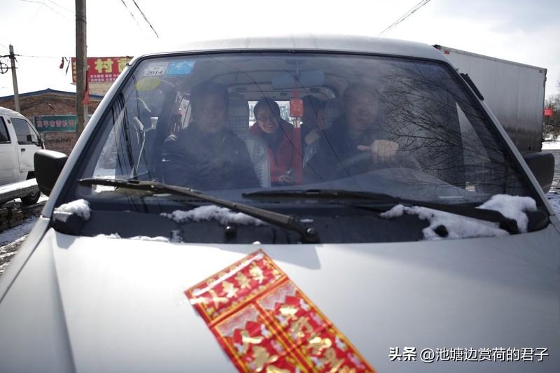 马年走亲戚，那趣事可不少。有次去远方表叔家，一进门就被他家那喜庆的氛围感染，满屋