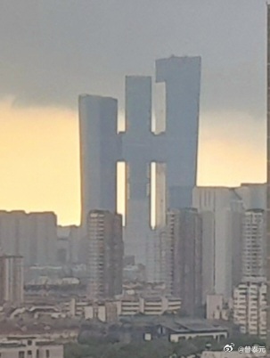 同一座“三合一”的建筑，白天和晚上。这座建筑如果要取个英文名的话，把它称为 Tr