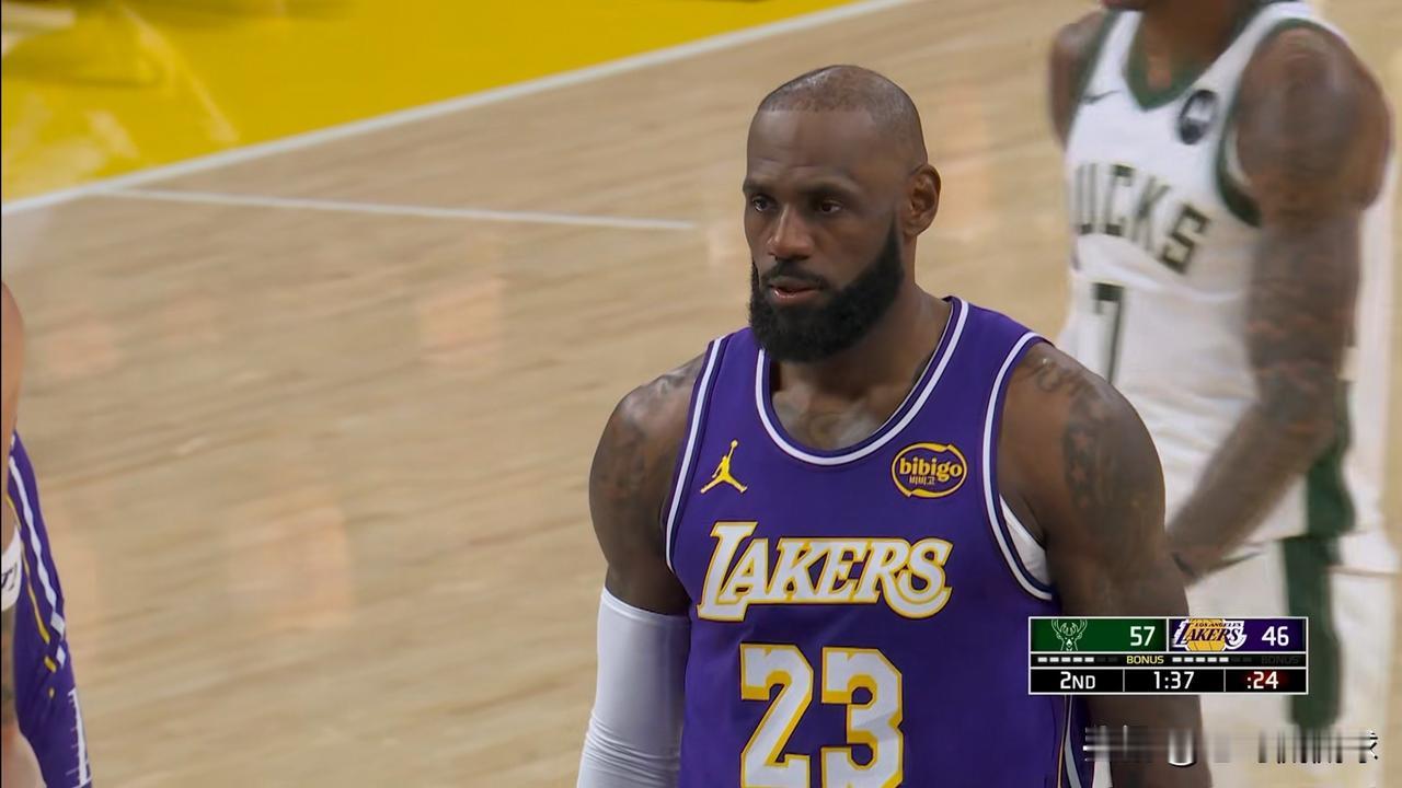 湖人超级球星詹姆斯终于摆脱了正负值的魔咒！在今天湖人主场迎战雄鹿的上半场比赛中，