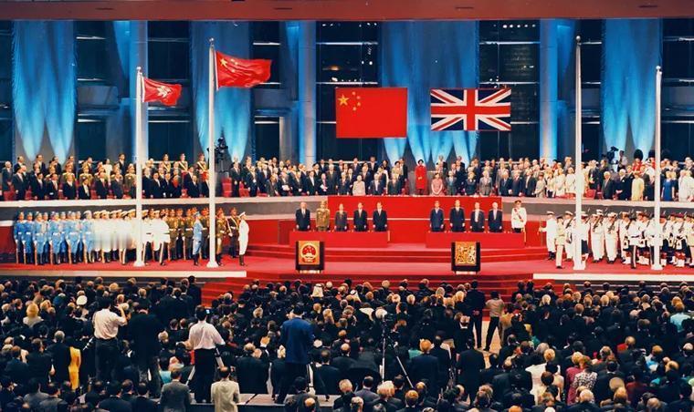 29年前香港回归之夜，英国人在交接仪式上连耍了两道阴招，差点坏了中国大事！

先