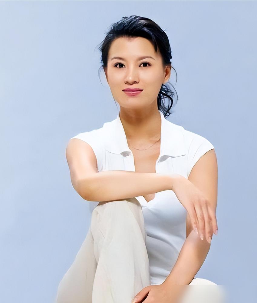 没有这个女人的见识，世上绝对没有李云龙。
2004年，《亮剑》到处求人。唐国强