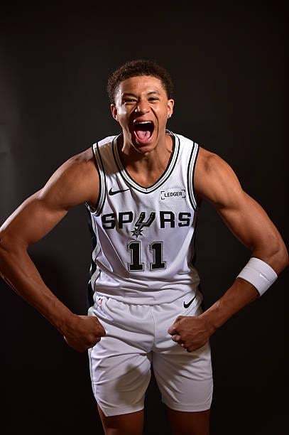 卡布此前生涯最高分是11分 连进三个三分了…今天上半场已经11分了，还有3个特别