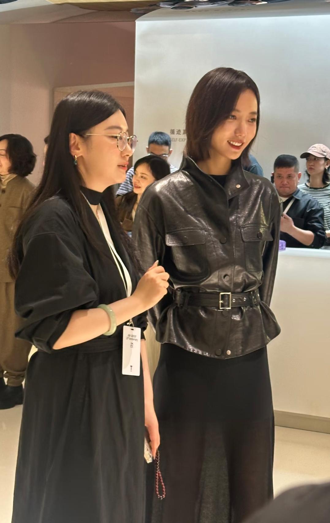 现场偶遇王珞丹，这身高也太“杀”了！目测至少一米七的气场，黑皮衣配高腰阔腿裙，利