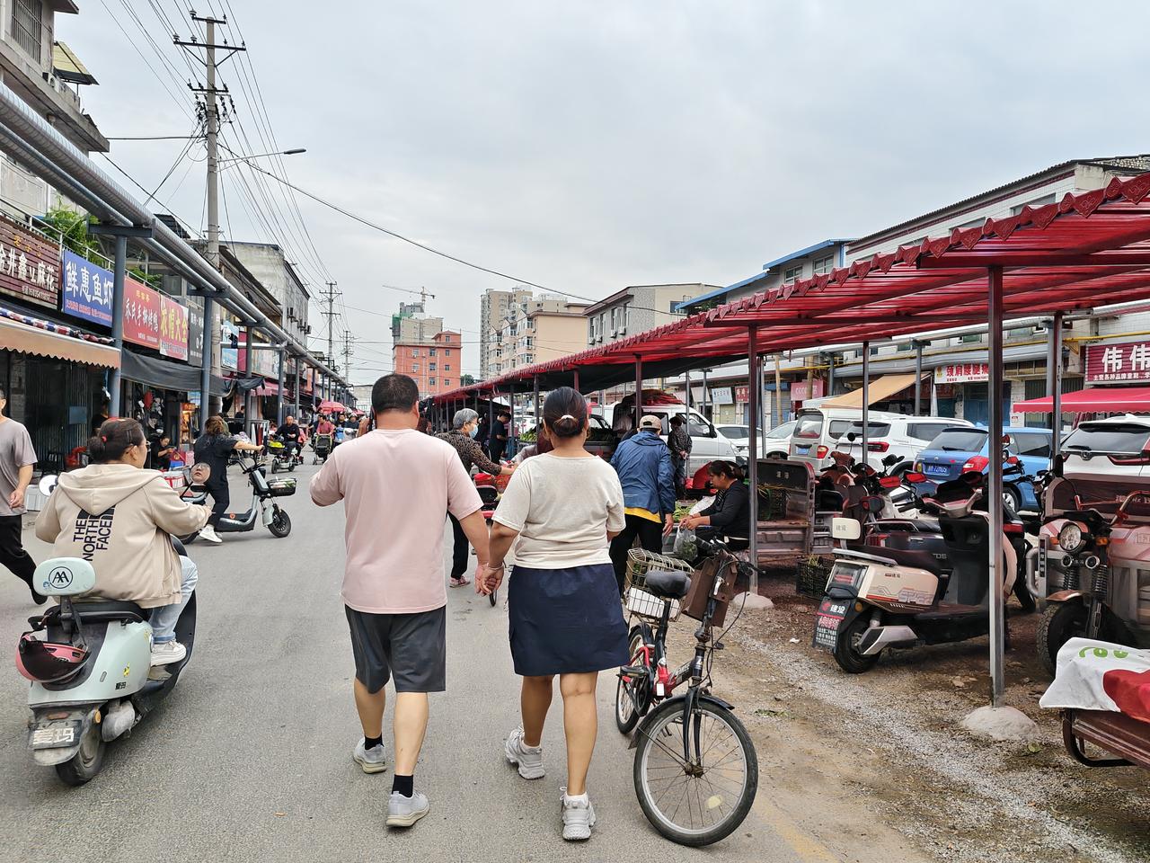 今早锻炼回来，在运城盐湖西街早市，被一对牵手的中年夫妻所温暖[比心]

左边那位