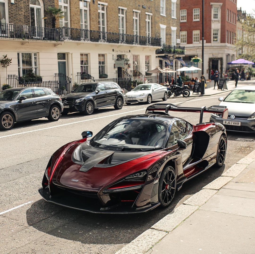 阳光带出这种颜色的美丽🌹McLaren Senna in London#迈凯伦