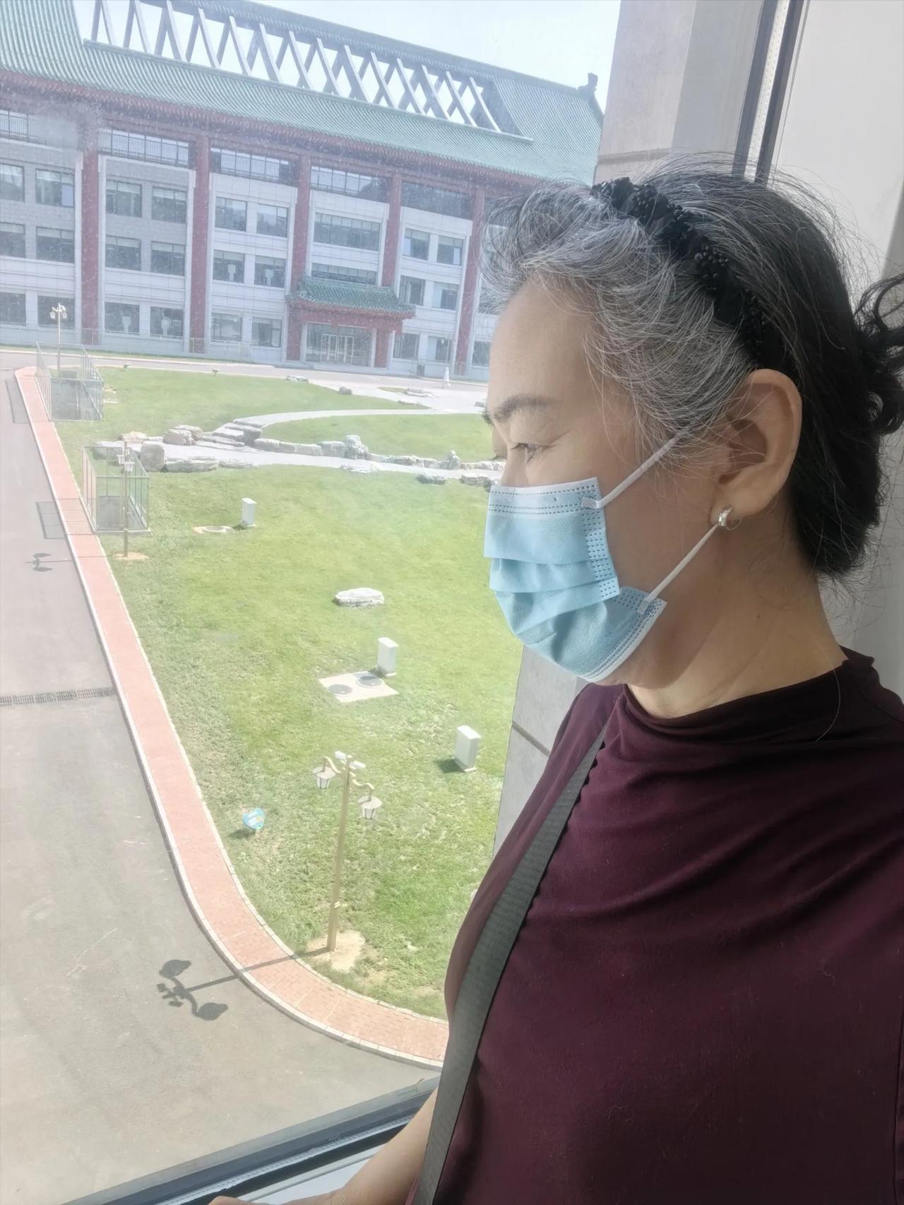 63岁婆婆北京陪护儿媳，接到转院通知心里五味杂陈，求医之路满是无奈
 
儿媳妇星