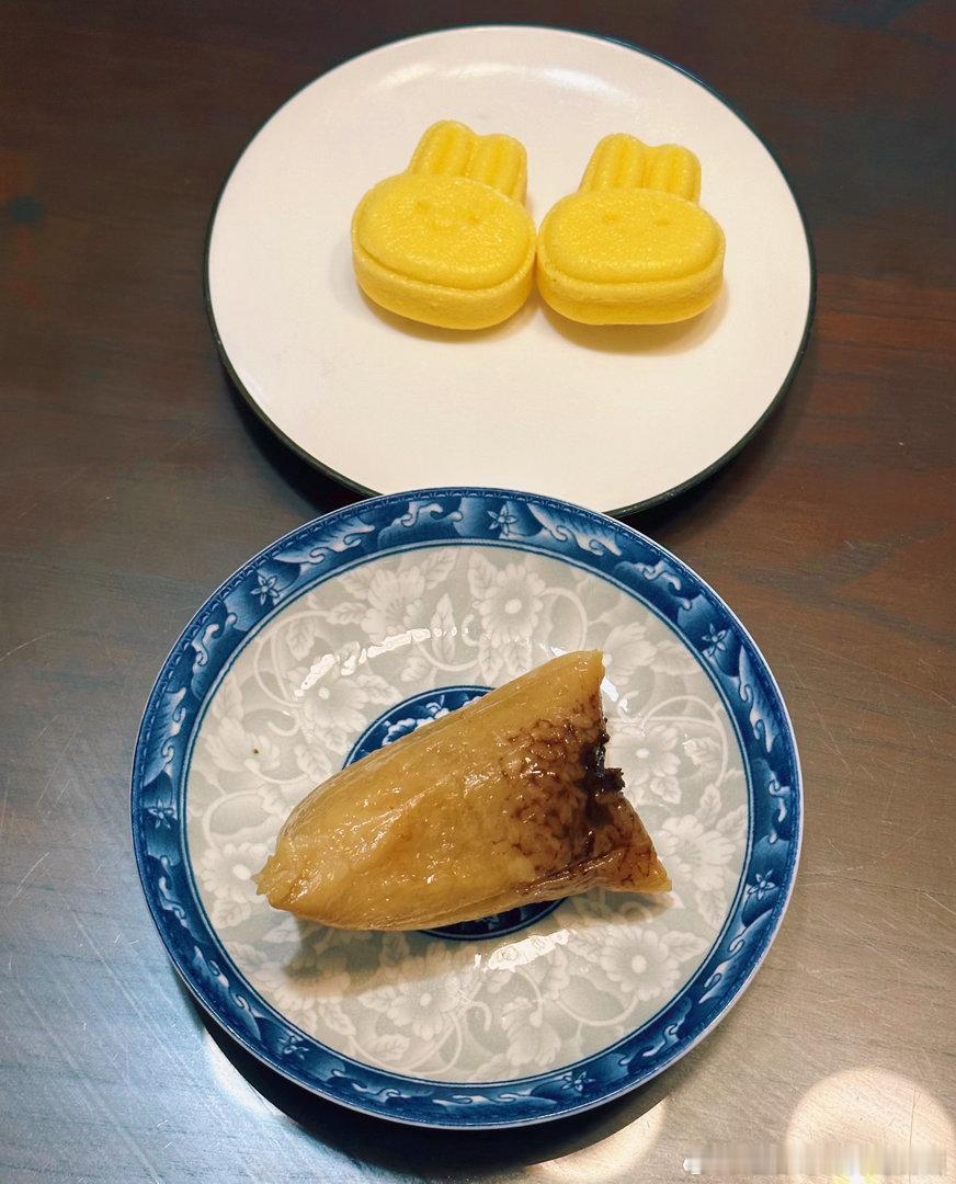今天早餐终于吃上棕子豆沙馅的怀念妈妈包的棕子啊感觉自己包的和买的咬起来的口感不一
