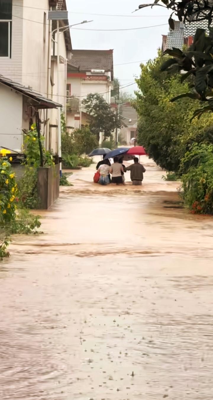 汉中暴雨致多地积水内涝，公交全线停运！极端天气下，这3件事一定要记牢
 
8月1