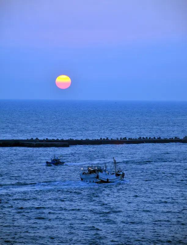 从三国时期孙权派卫温抵达夷洲，到元朝设立澎湖巡检司管辖台湾，再到近代抗日战争胜利