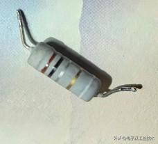 今天一位老铁维修了一个60V/20A的电瓶车充电器，他发现有一个电阻可能坏了。他