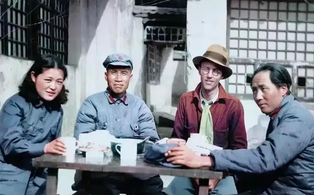 别光猜照片里是谁！1937年延安窑洞口的这场招待，才是真的“穷有穷的体面”——桌