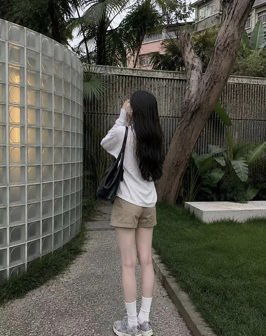 悠闲午后，漫步在绿意盎然的小径上，享受自然的宁静与美好。