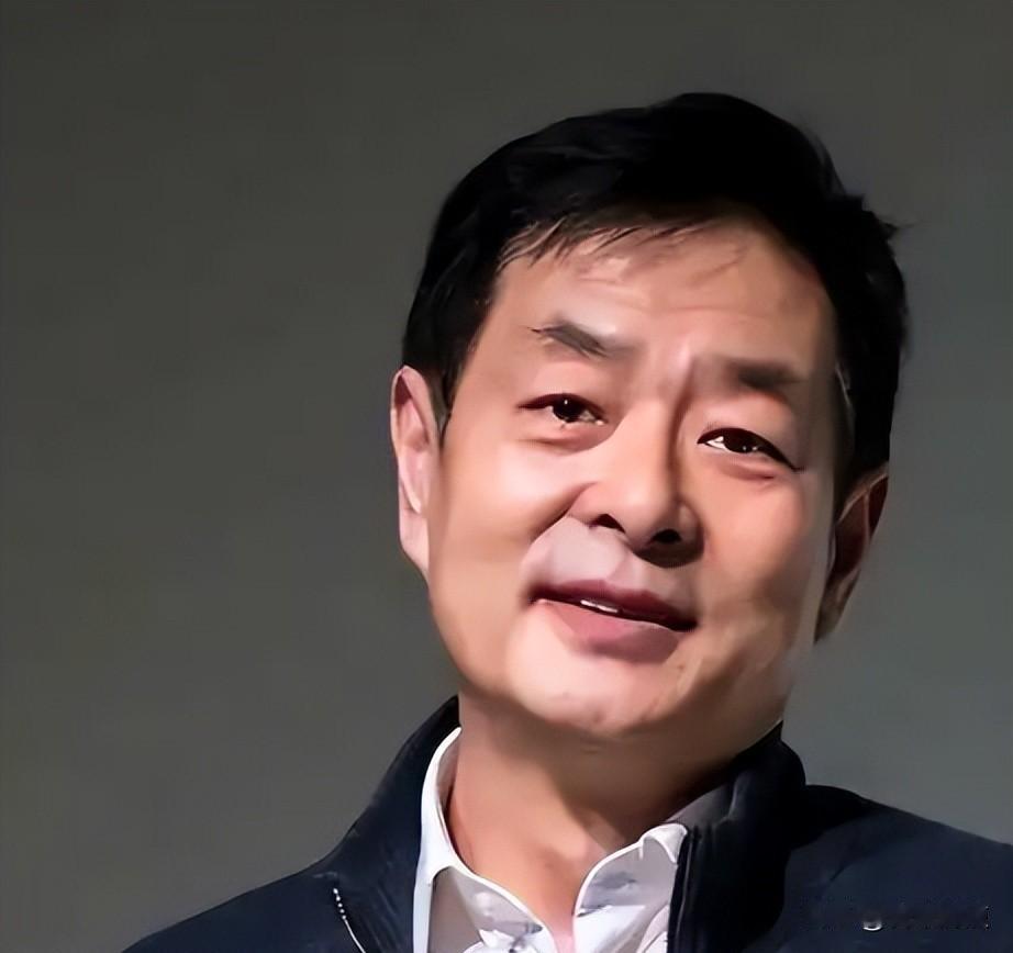 微笑摆手成焦点，口碑危机骤然爆发，一场沉默如何逆转。
那天刷手机的时候，我看到了