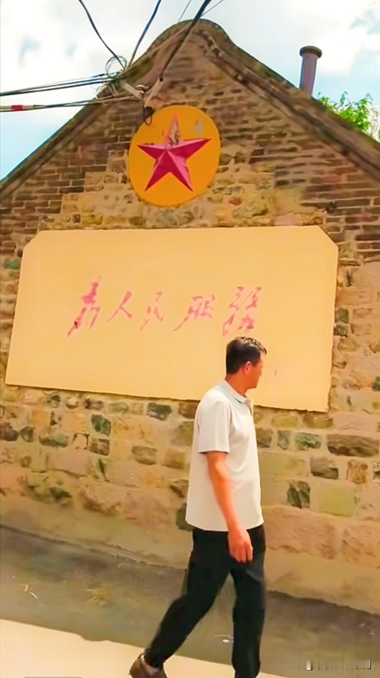 “为人民服务”是中国共产党的根本宗旨，是党一切行动的出发点与落脚点，由毛泽东同志
