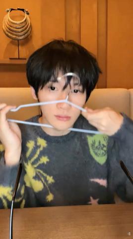 余宇涵吃播 今天余宇涵又直播啦！他的吃播一如既往的有趣，看他吃东西的样子真的是超