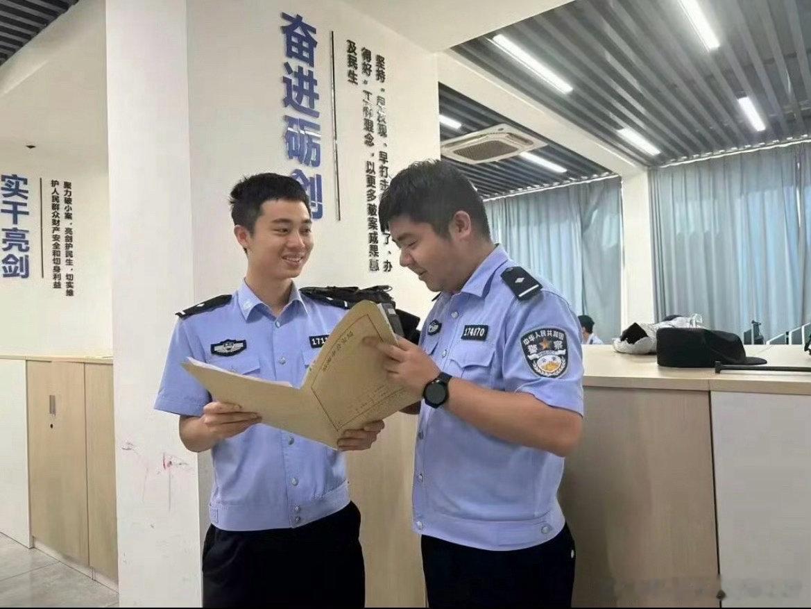 临海青年民警连获锦旗用心守护民生同一天，大洋派出所四名青年民警收获多面感谢锦旗。