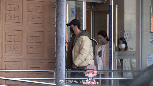 陈牧驰陪陈冰一起产检  有八卦媒体拍到陈牧驰陪陈冰一起产检，陈冰孕肚十分明显。 