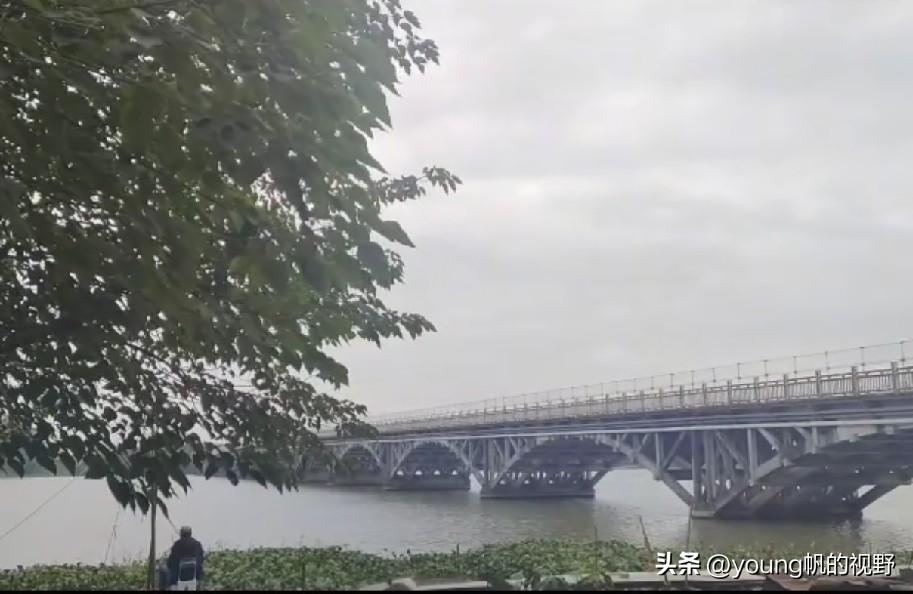 广东湛江吴川的公子渡大桥，曾经是老325国道跨越鉴江的一条重要桥梁。在325国道