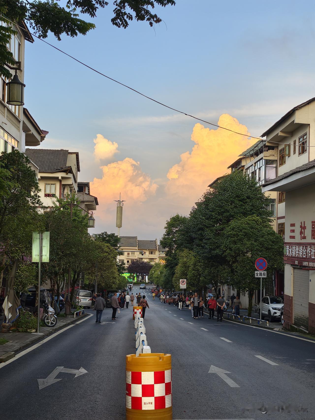 雨后的黄水街景。
黄水下雨有个特点，说下就下，说停就停，一扫阴气沉沉，蓝天白云及