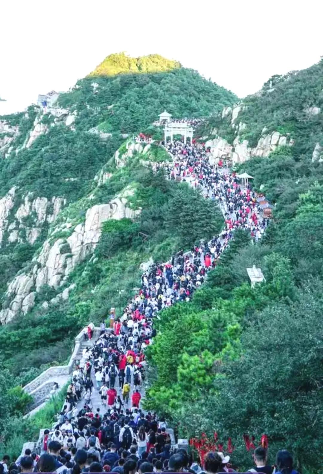 节假日的泰山顶是什么概念？
节假日去泰山顶，那场面，简直了！人多得像蚂蚁搬家。就