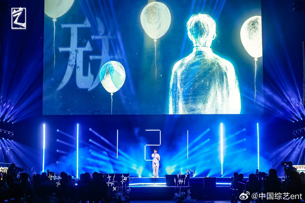 等风来夏日再聚校园音乐会 复旦毕业晚会热力启幕，青春意气充盈全场。献唱爆款歌单，