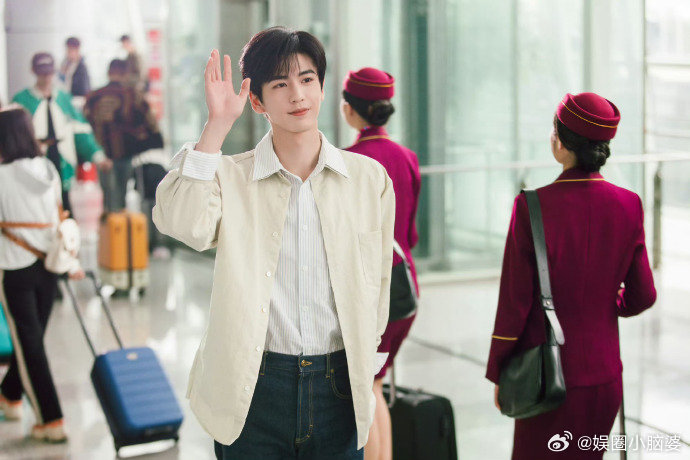 张凌赫别试探了你的设计很有市场 一个夹菜的小动作都能封神❤️ 不得不佩服张凌赫的