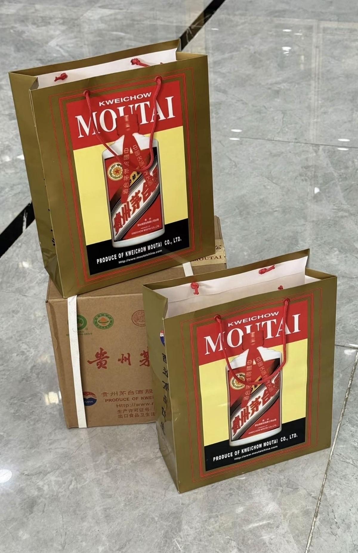 下午去朋友店里蹭茶，柜台上摆着几瓶红飘带的53度茅台。
正好有人来回收，朋友低头
