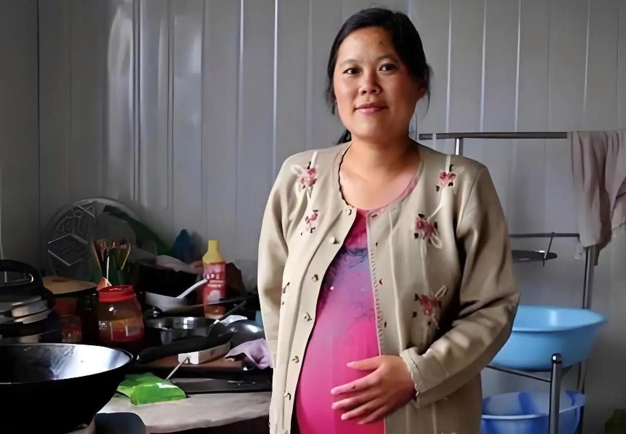 被拐的第3年，我怀孕了，买主高兴坏了，允许我每天吃两个鸡蛋，我也很高兴，因为肚子