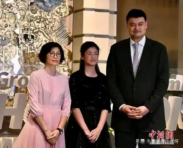 姚明14岁的女儿身高已经超过妈妈了，也就是14岁身高已达快到2米了。很纳闷像他们