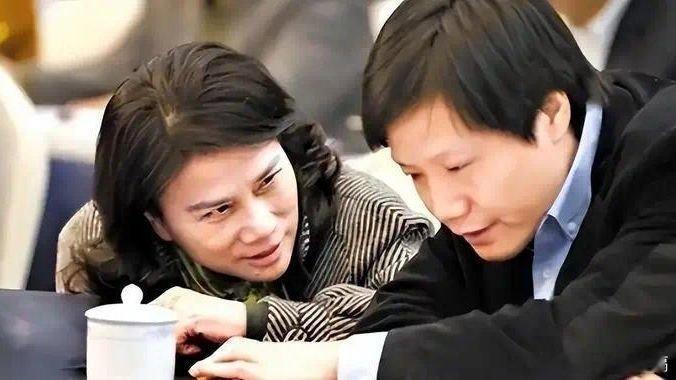 凤凰新闻【人民日报“点名”董明珠，释放三个强烈信号，雷军的话真没说错】在中国商界