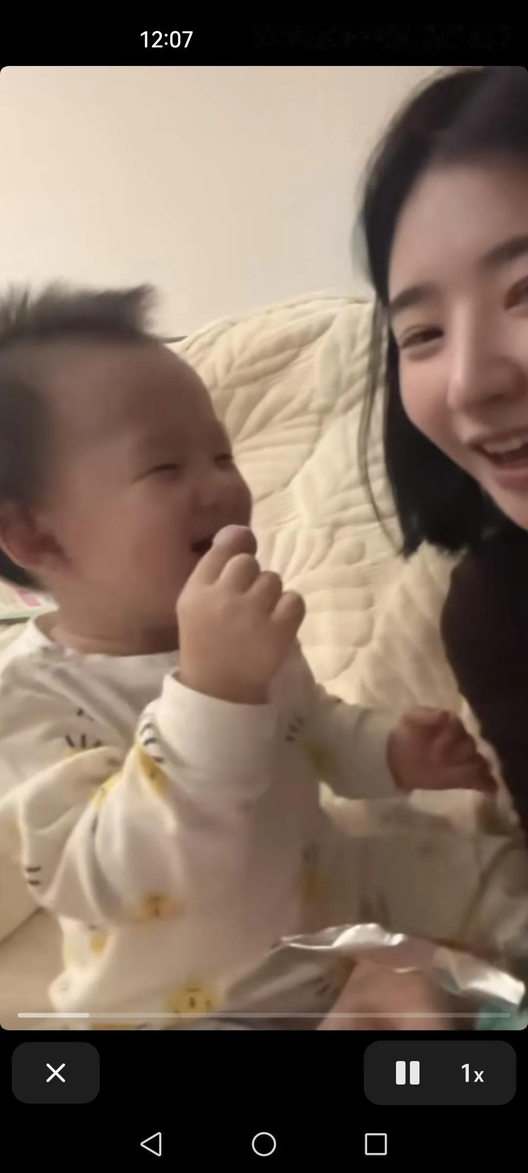 一岁多的王闪闪会假装喂妈妈饼干了。
不得不说，一岁多的孩子真是聪明，会认字，还会