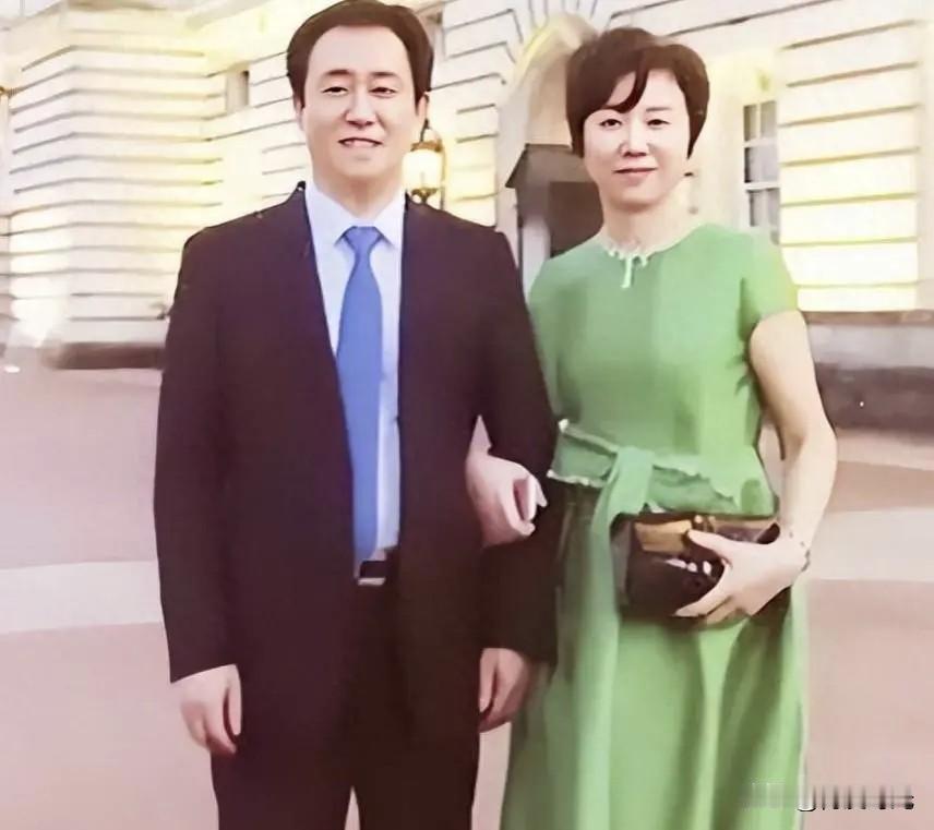 家族信托向来是顶级富豪眼中财富的“诺亚方舟”，许家印也曾深陷这个美梦之中。201