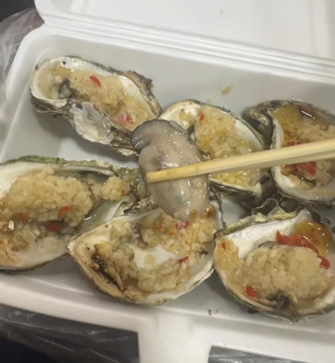 【玉林某夜市路边摊吃生蚝疑似吃到组装蚝】

8月11日凌晨，网友爆料称：玉林市某