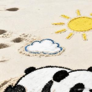 阳光信用  清晨光芒穿透云层洒在向日葵身上它微笑着尽情的沐浴在温暖的阳光中汲取着