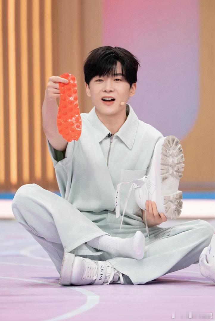 沈凌cha了误闯天家 你好星期六 舞台看点满满，沈凌演绎《误闯天家》，舞姿兼具俏