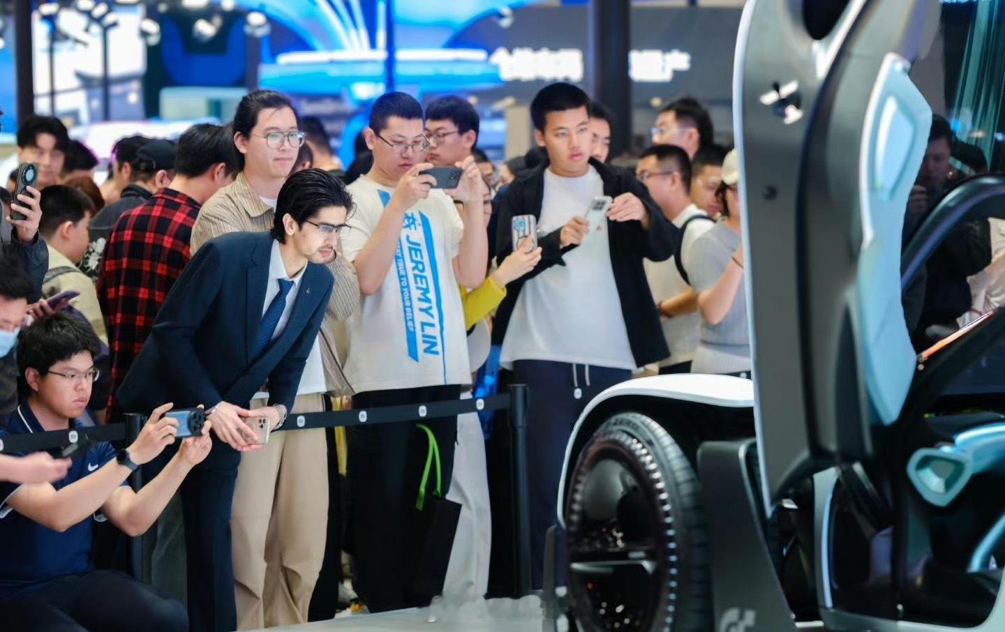 老外踮脚看中国智造 40年前我们踮脚看别人的飞机，现在轮到他们挤着、蹲着看我们的