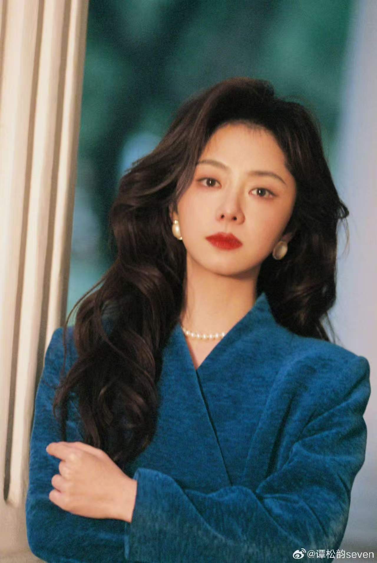 谭松韵复古卷发造型 大波浪卷发散着慵懒气息，宝蓝色灯芯绒西装显白又显贵，搭配黑色