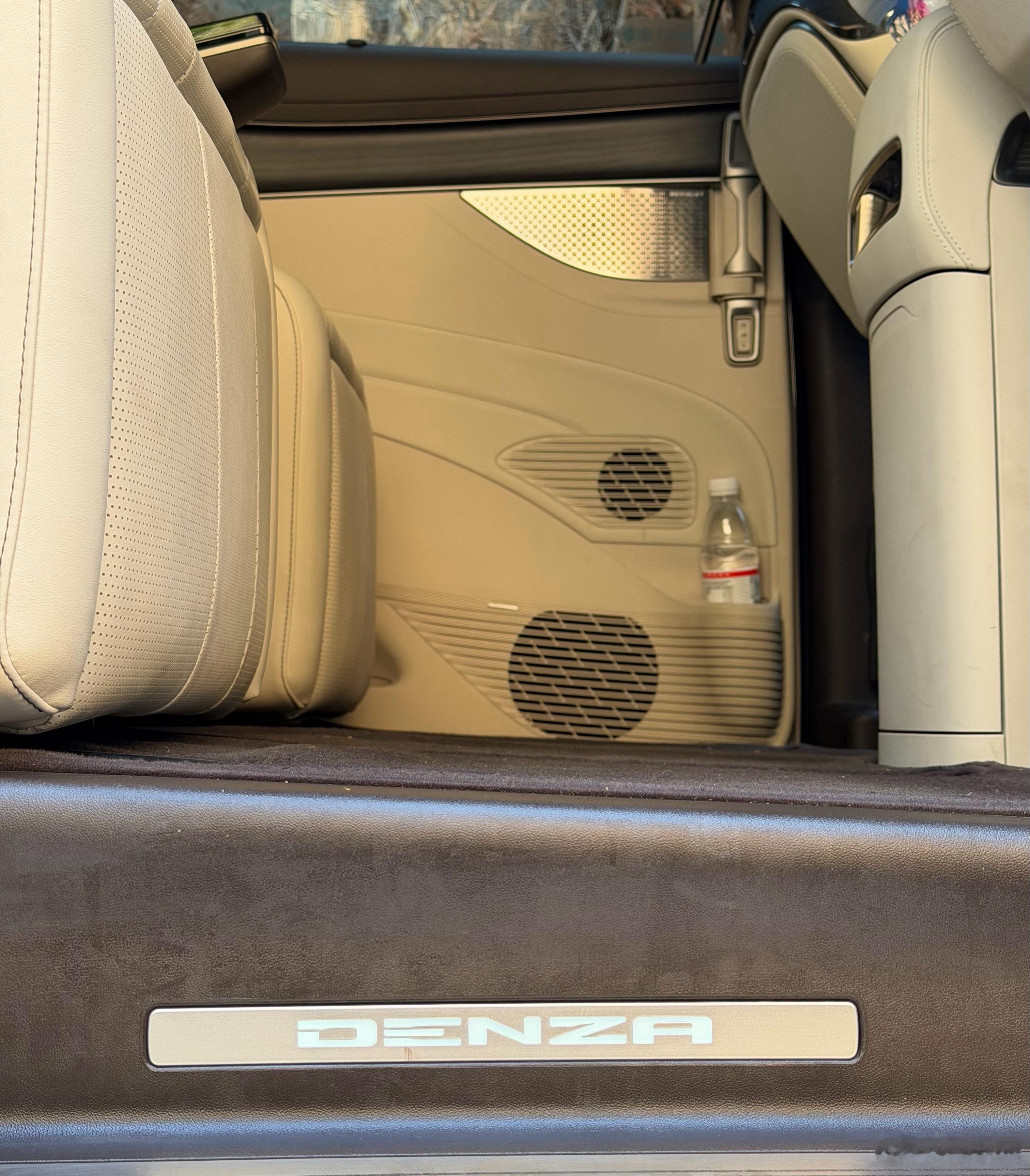 洗个车，明日返深，这个年，就过到这儿了。腾势D9黑色洗完真帅，明天长途看天神之眼