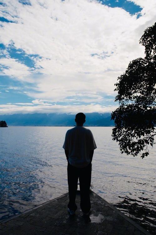 上周同学聚会，一群大老爷们儿喝到后半场，话题不知道怎么拐的，拐到了同一个地方。