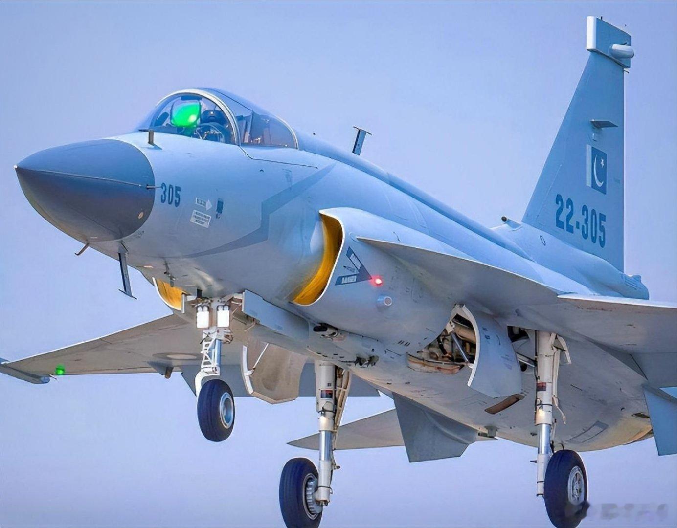 在刚刚结束的阿联酋航展上，作为印度军工三十年磨一剑的光辉战机，竟然在闭幕式的飞行