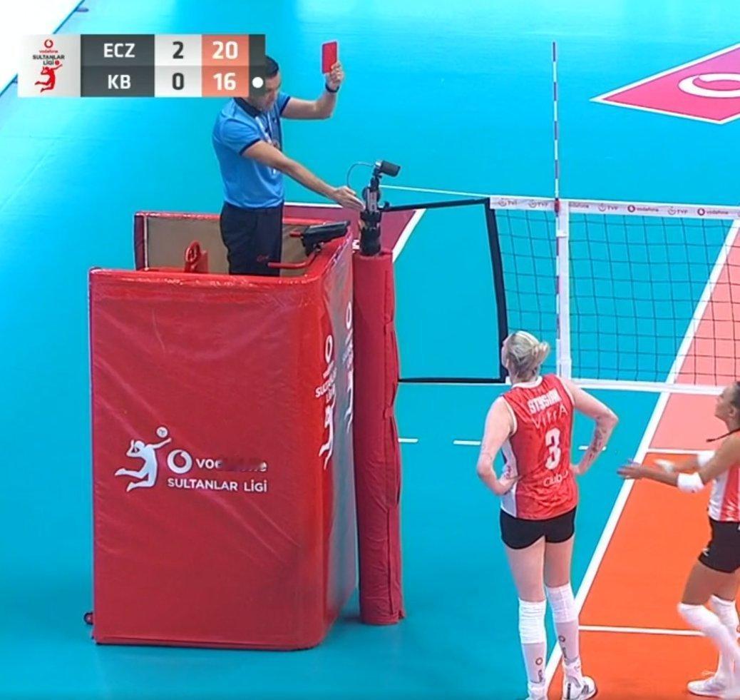 🇵🇱斯蒂西亚克谈到她被出示红牌时的处境：我们当时正在比赛。裁判显然不喜欢我，