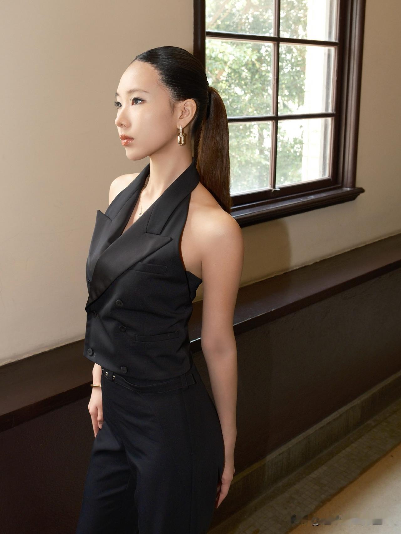 小S大女儿Elly《聪明镇》宣传照流出，全黑高马尾造型太飒，亭亭玉立完全长在了高