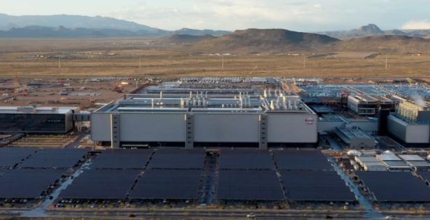 “尴尬了！”
特朗普万万想不到，自己绞尽脑汁从中国台湾地区“抢”来台积电，到最后